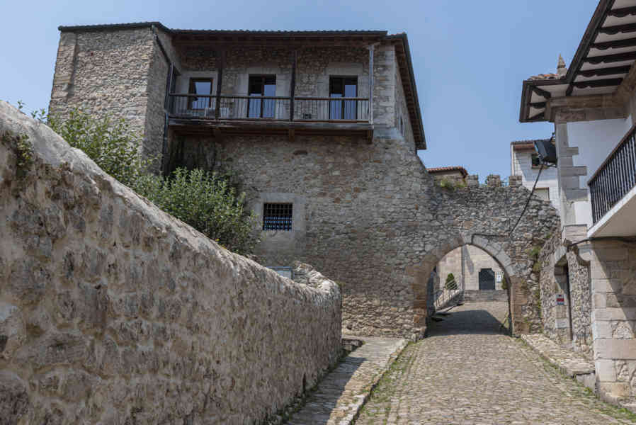 Cantabria 039 - San Vicente de la Barquera - torre del Preboste.jpg